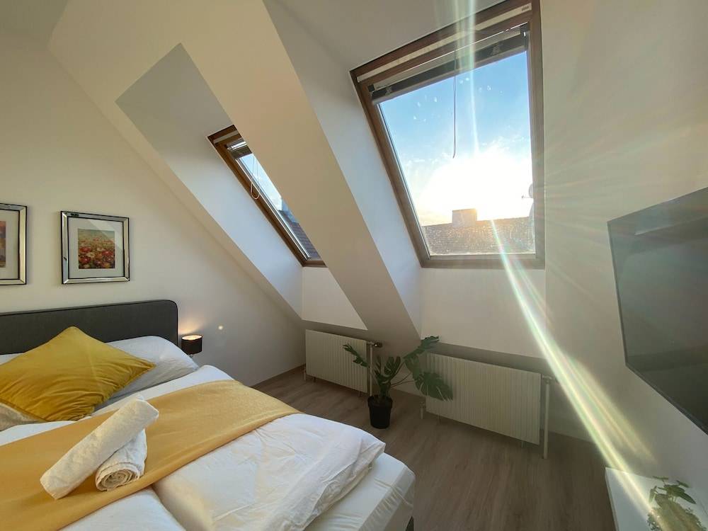 10-Min Walk to Hauptbahnhof, Cozy Private Rooms with AC, TV & WIFI 2