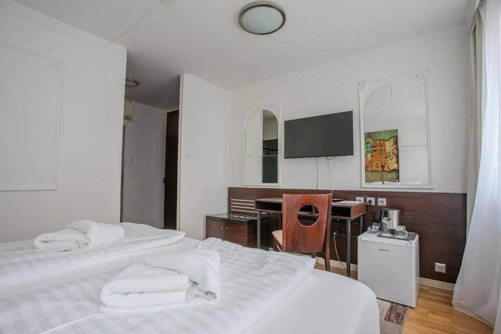 Hotel Attaché 2