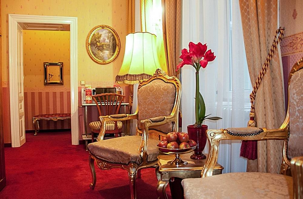 Pension Opera Suites I Self Check In I AC in all rooms 2