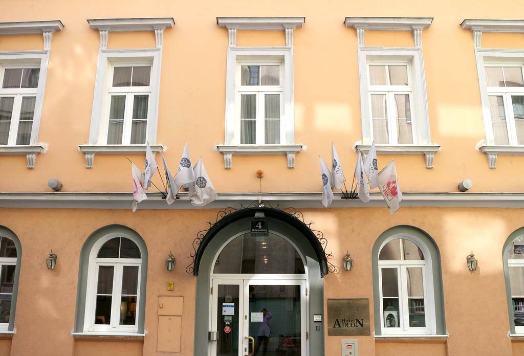 Self-Check-In Hotel Adlon 2