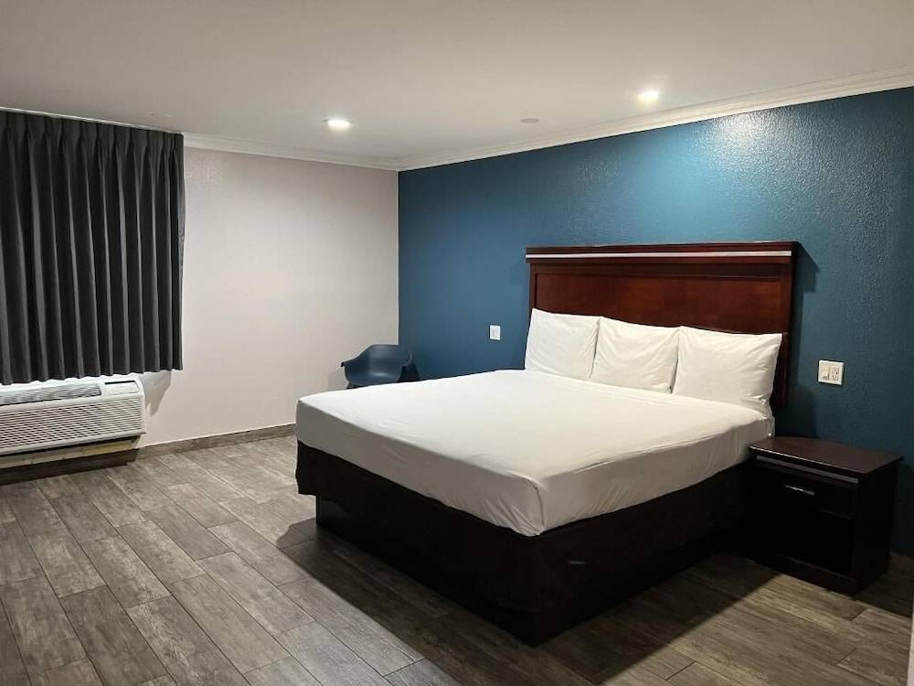 Super 8 by Wyndham Mesa Downtown Near Convention Center 1