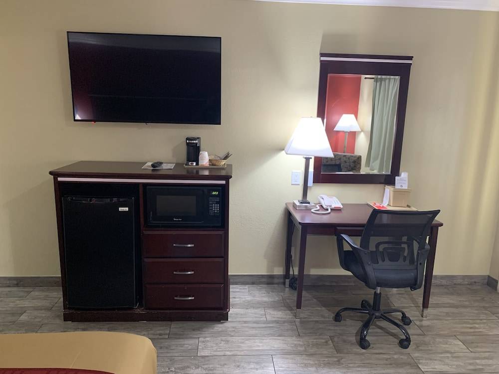 Super 8 by Wyndham Mesa Downtown Near Convention Center 2