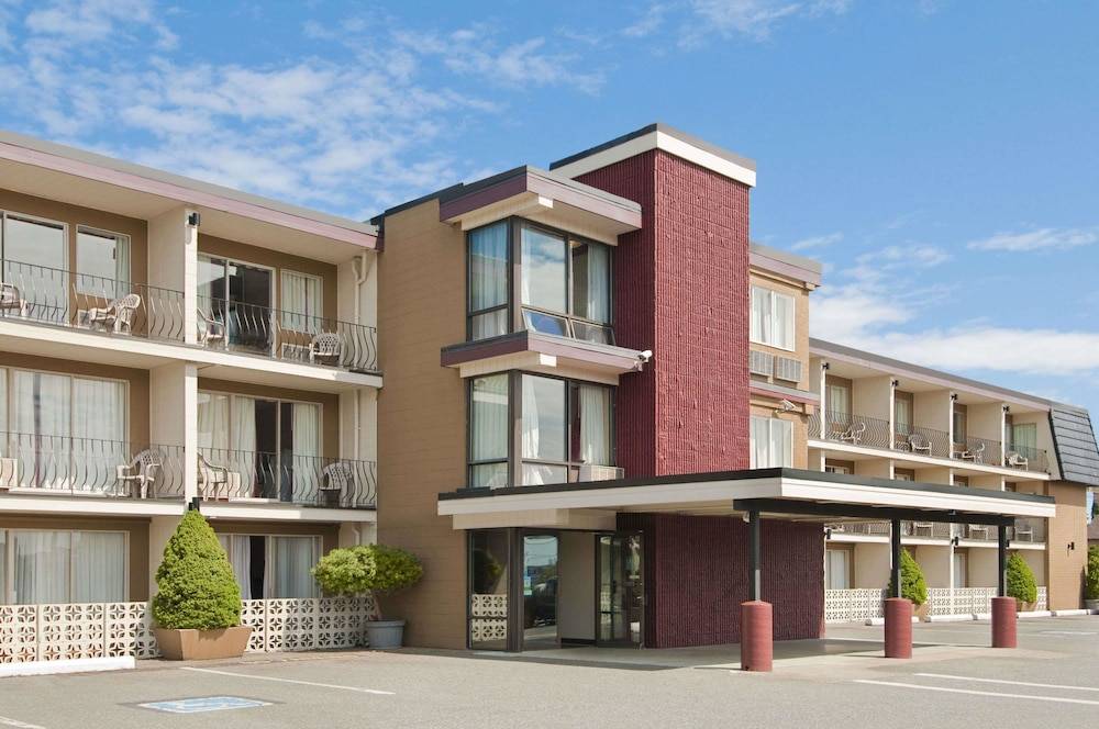 Travelodge by Wyndham Nanaimo 1