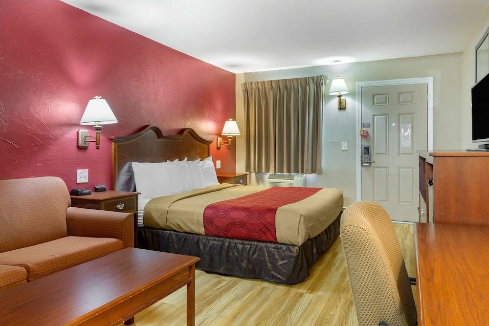 Econo Lodge Sturbridge Route 20 1