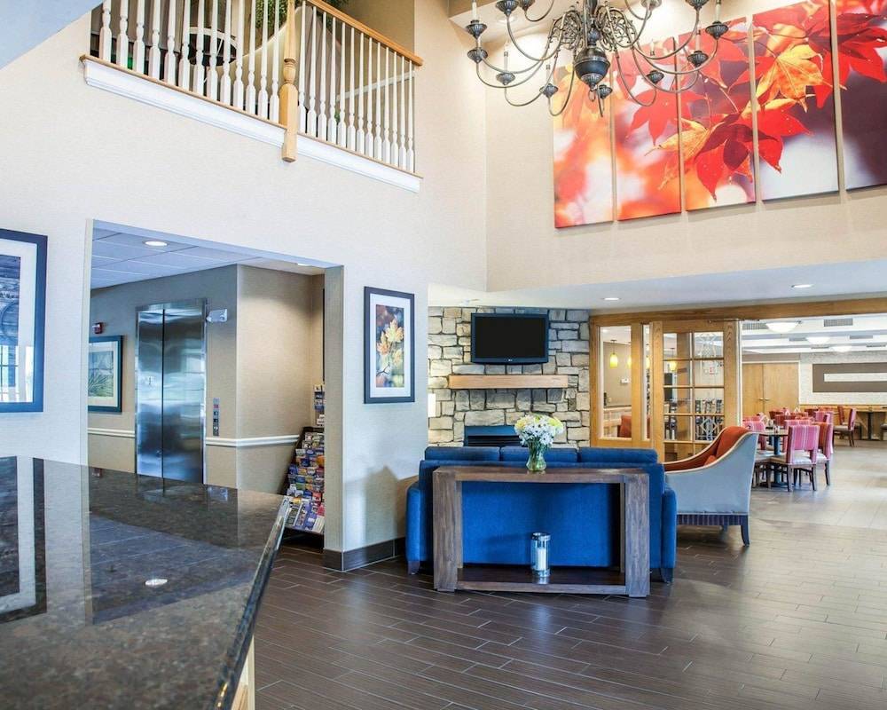 Comfort Inn & Suites Sturbridge-Brimfield 2