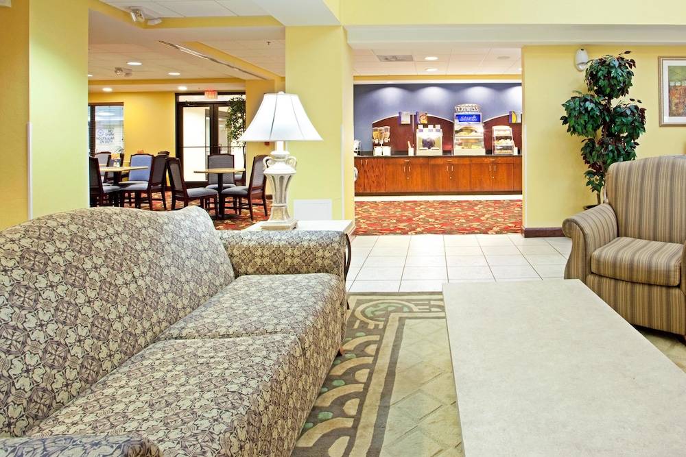 Holiday Inn Express RICHMOND AIRPORT by IHG 2