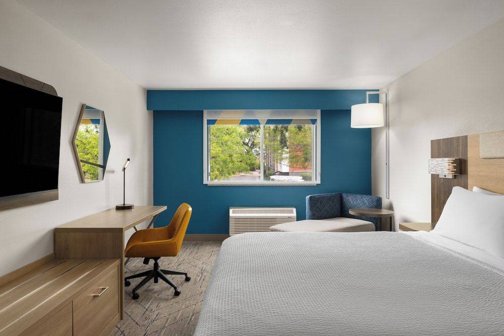 Holiday Inn Express & Suites PASO ROBLES by IHG 1