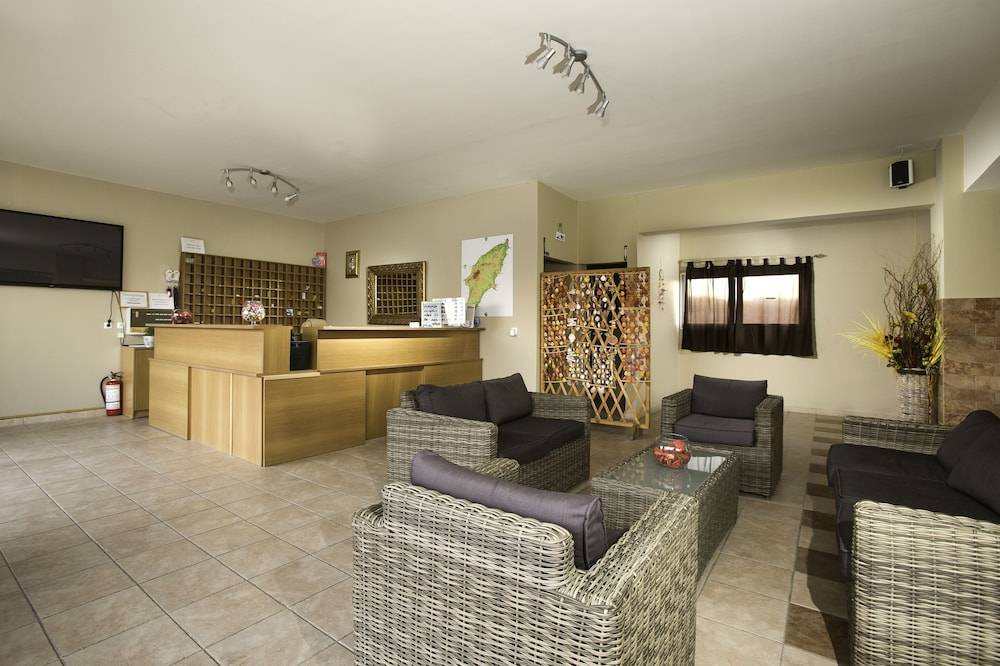 Hillside Studios & Apartments 2