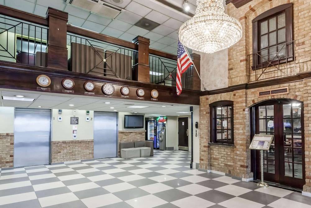 Howard Johnson by Wyndham Newark Airport 1