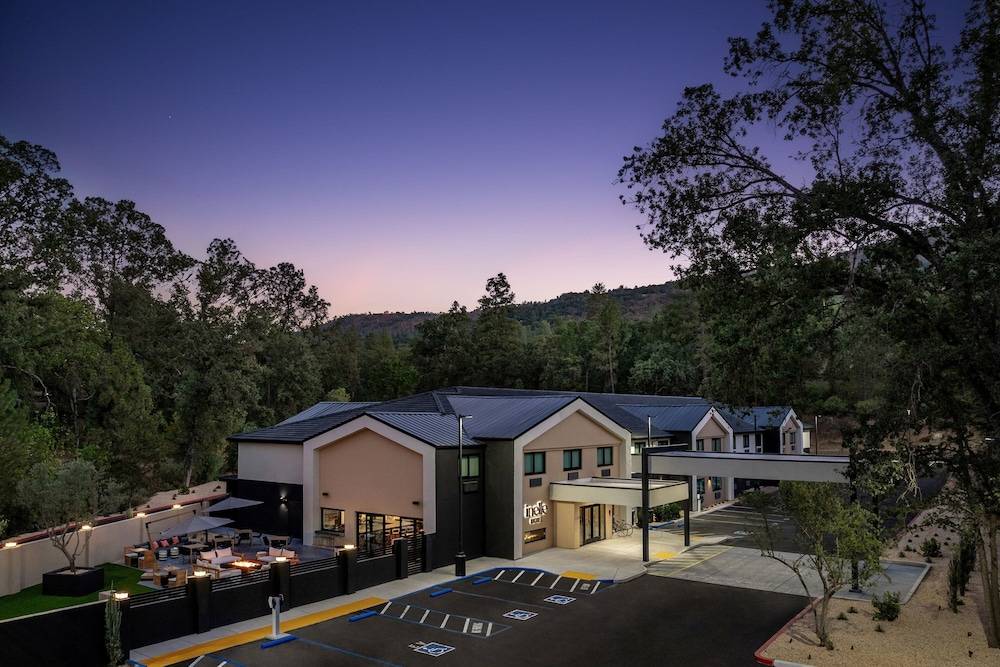 The Inelle, Oakhurst Yosemite, a Tribute Portfolio Hotel 1
