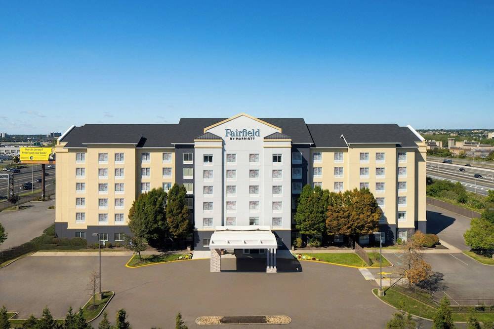 Fairfield Inn & Suites by Marriott Newark Liberty International Airport 1