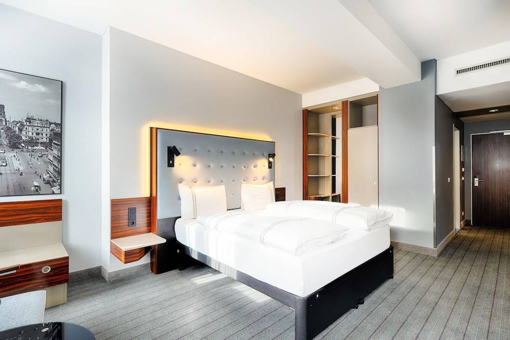 Premier Inn Köln City Mediapark 1