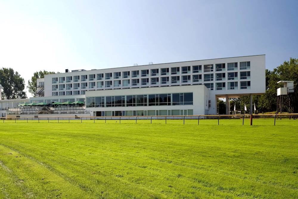 ATLANTIC Hotel Galopprennbahn 1