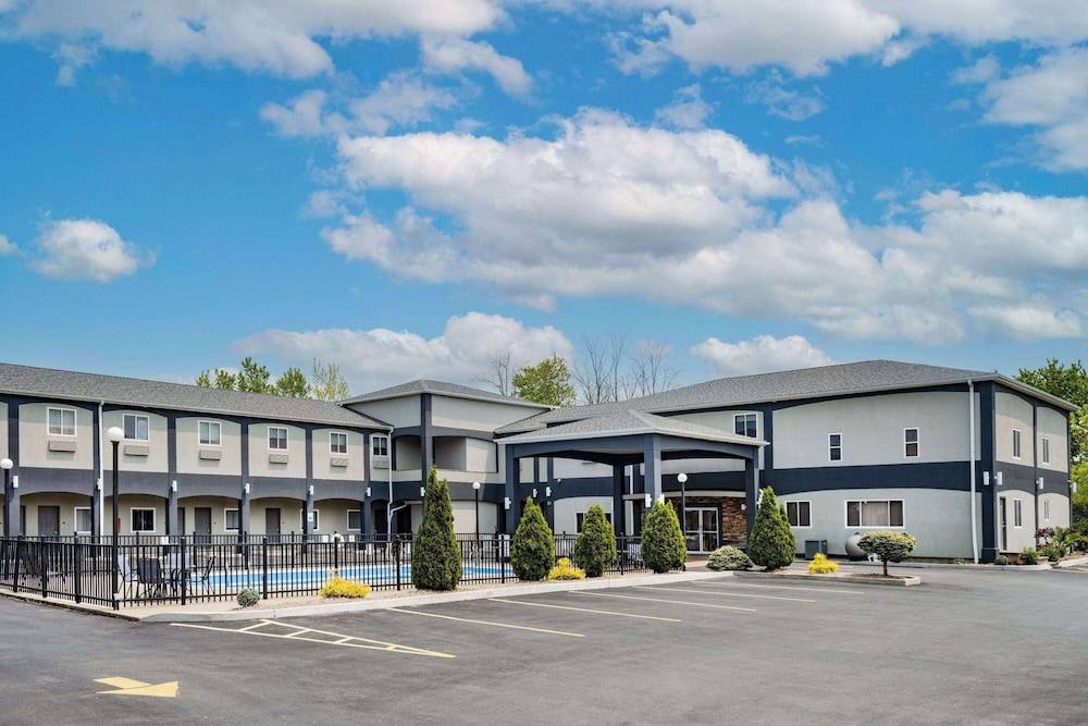 Days Inn & Suites by Wyndham Niagara Falls/Buffalo 1