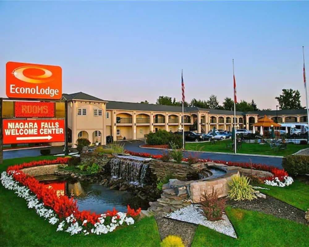 Econo Lodge at the Falls North 1