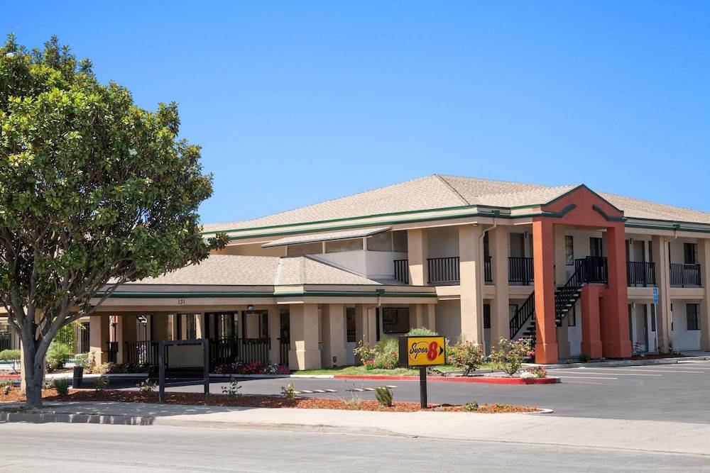 Super 8 by Wyndham Salinas 1