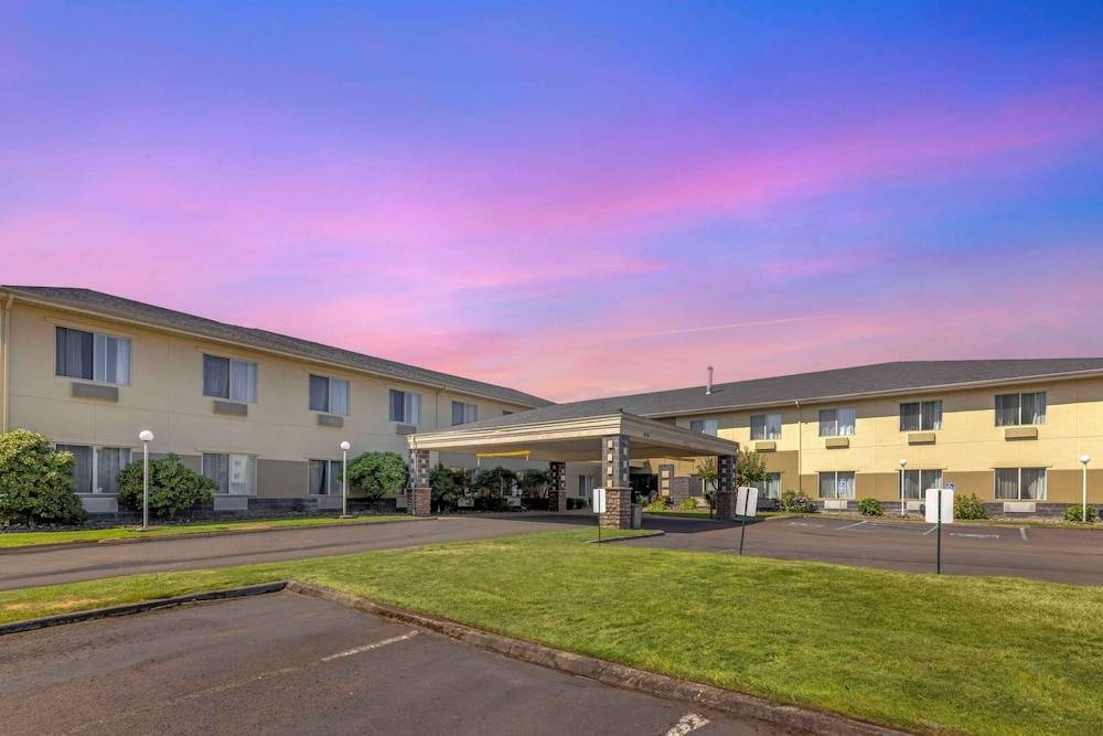 Comfort Suites Near Vancouver Mall 1