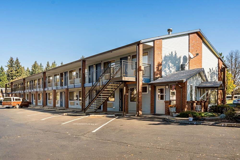 Super 8 by Wyndham Vancouver East 1