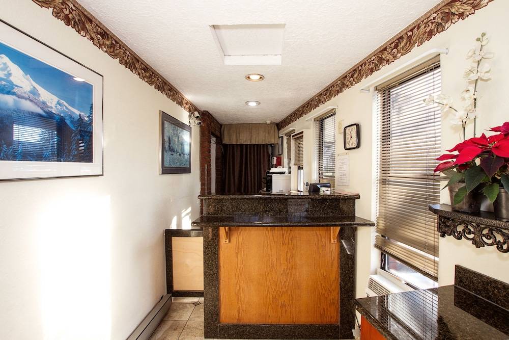 Super 8 by Wyndham Vancouver East 2