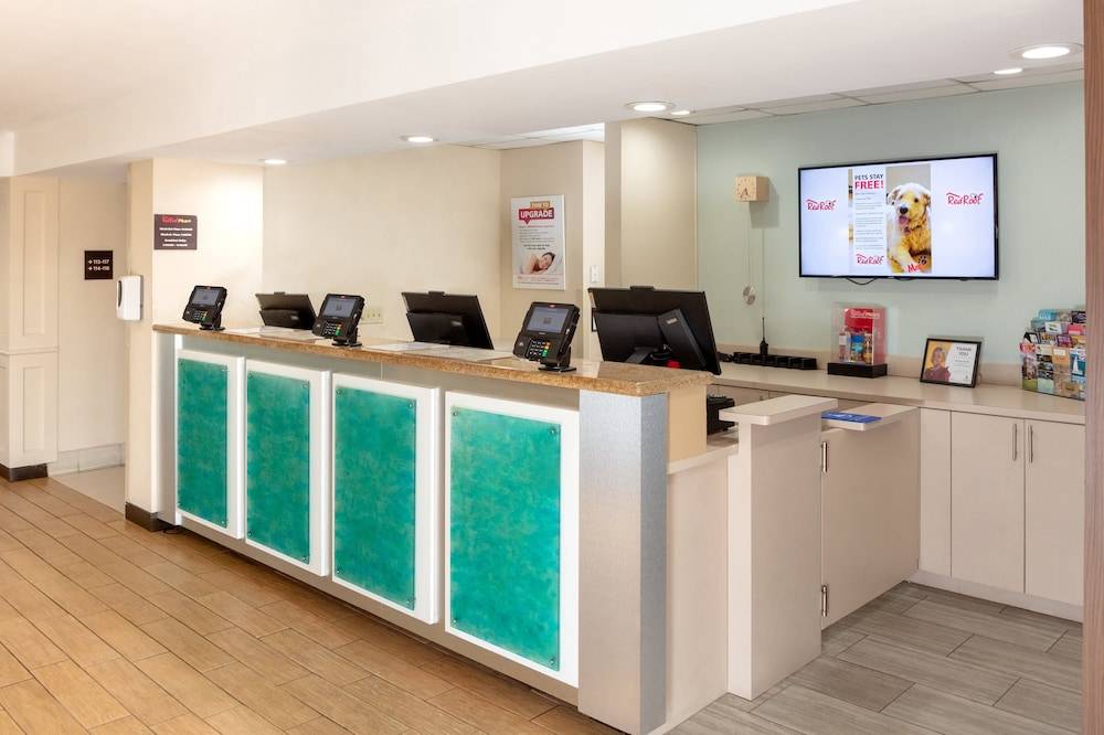 Red Roof Inn PLUS Miami Airport 2