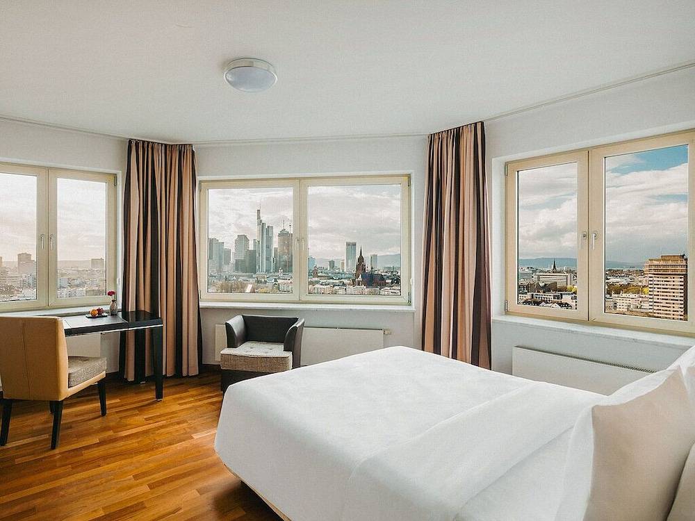Main Plaza Suite Tower 1