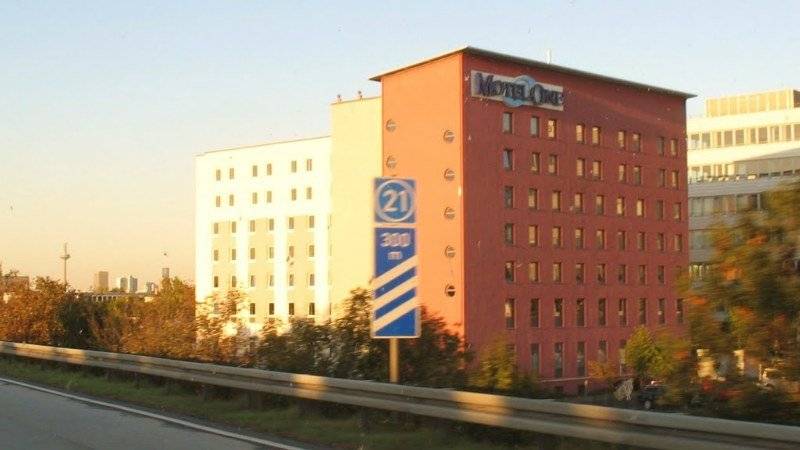 Motel One Frankfurt-Airport 1