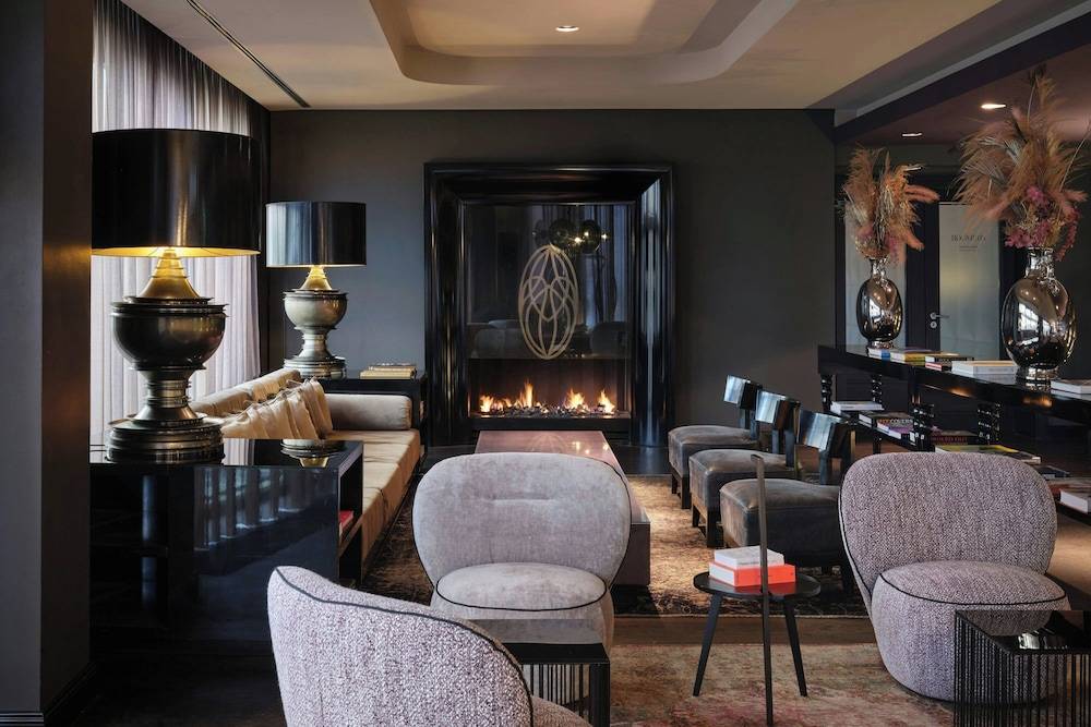 Roomers Frankfurt Central, Autograph Collection 2