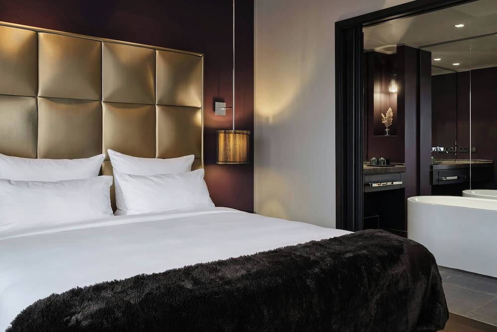Roomers Frankfurt Central, Autograph Collection 1
