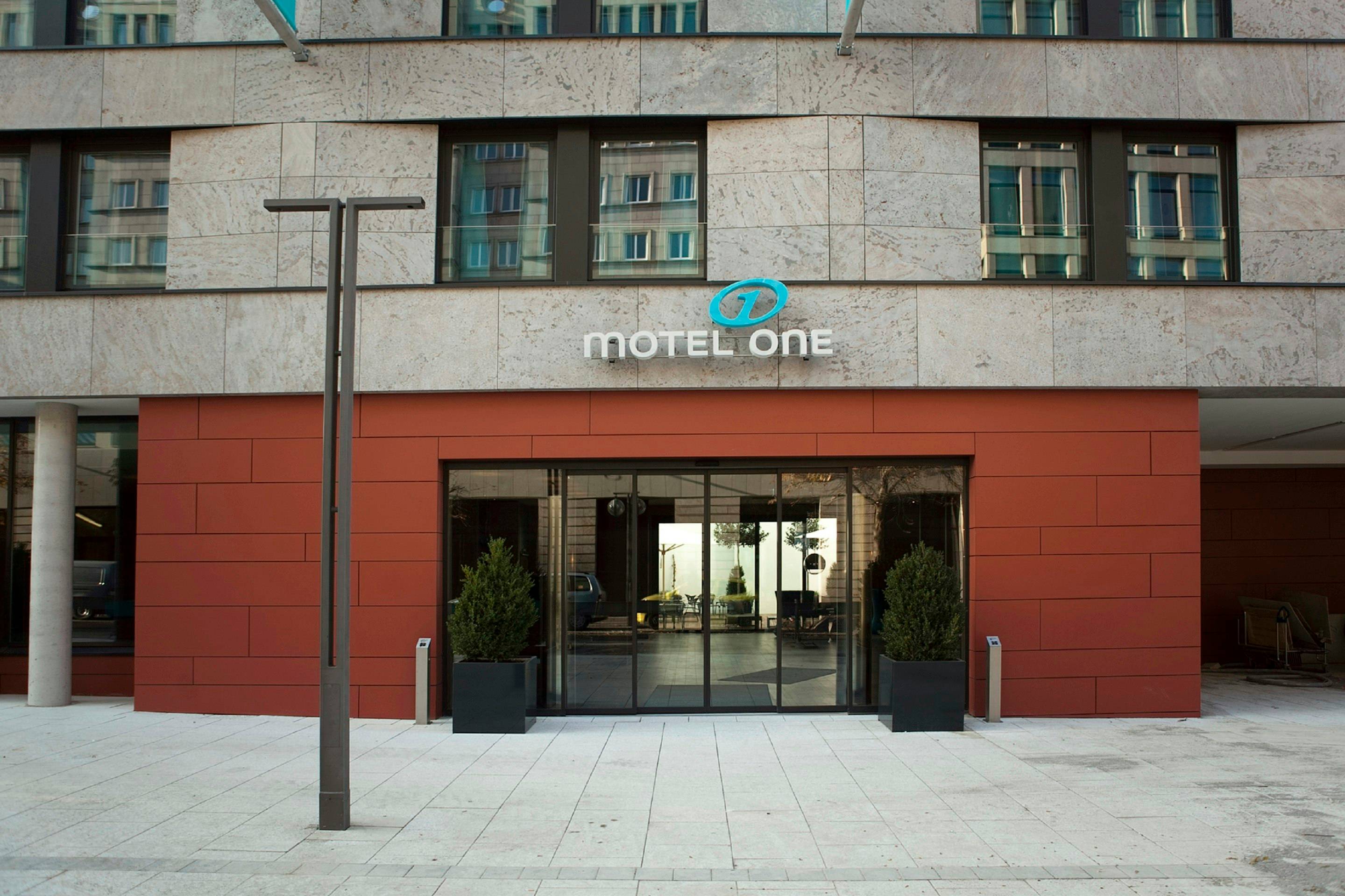 Motel One Stuttgart-Mitte 1