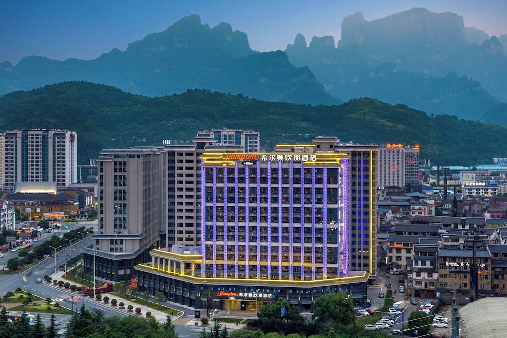 Hampton by Hilton Zhangjiajie Tianmen Mountain -Situated opposite the Tianmen Mountain Cable Car Station -Provide free airport shuttle service - English-speaking customer service 1