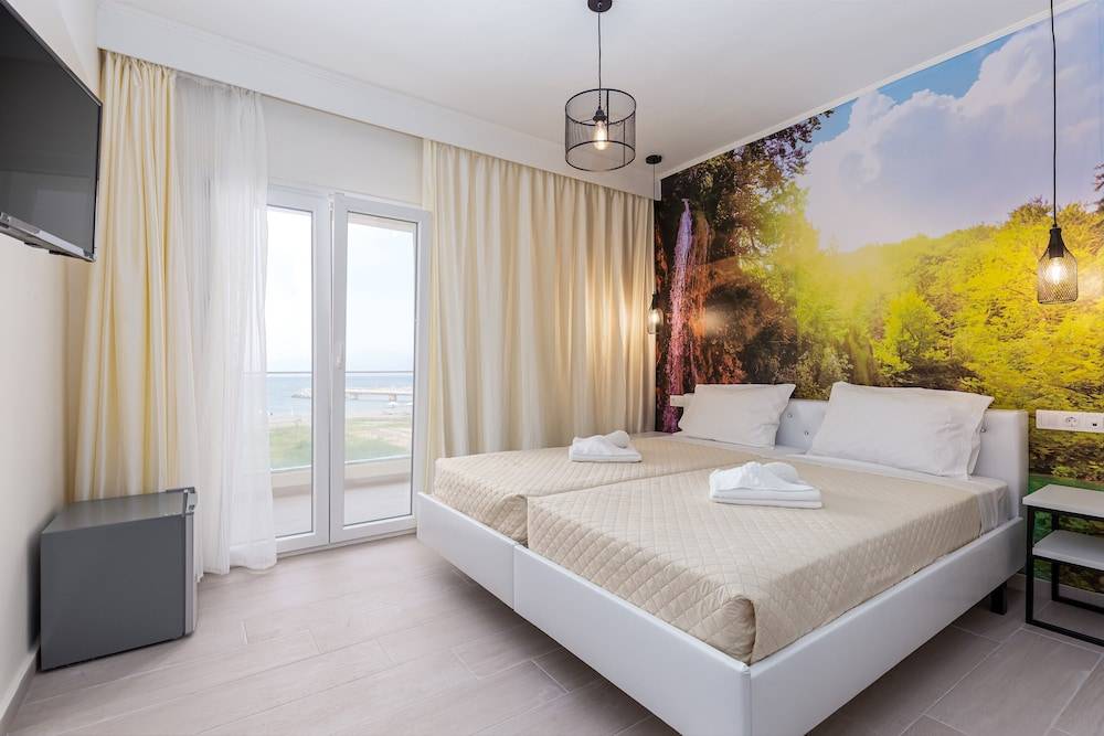 Aqua Luxury Suites by Estia 2