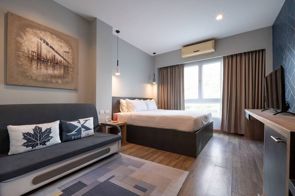 iCheck inn Gems Center Silom 1
