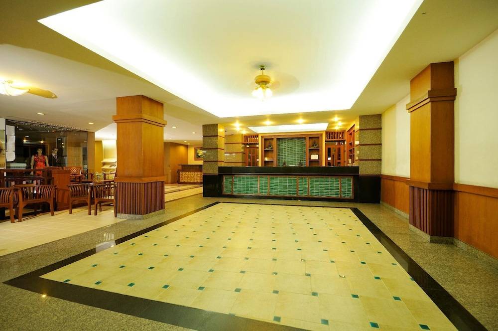 Rambuttri Village Plaza 2