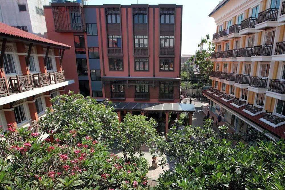 Rambuttri Village Plaza 1