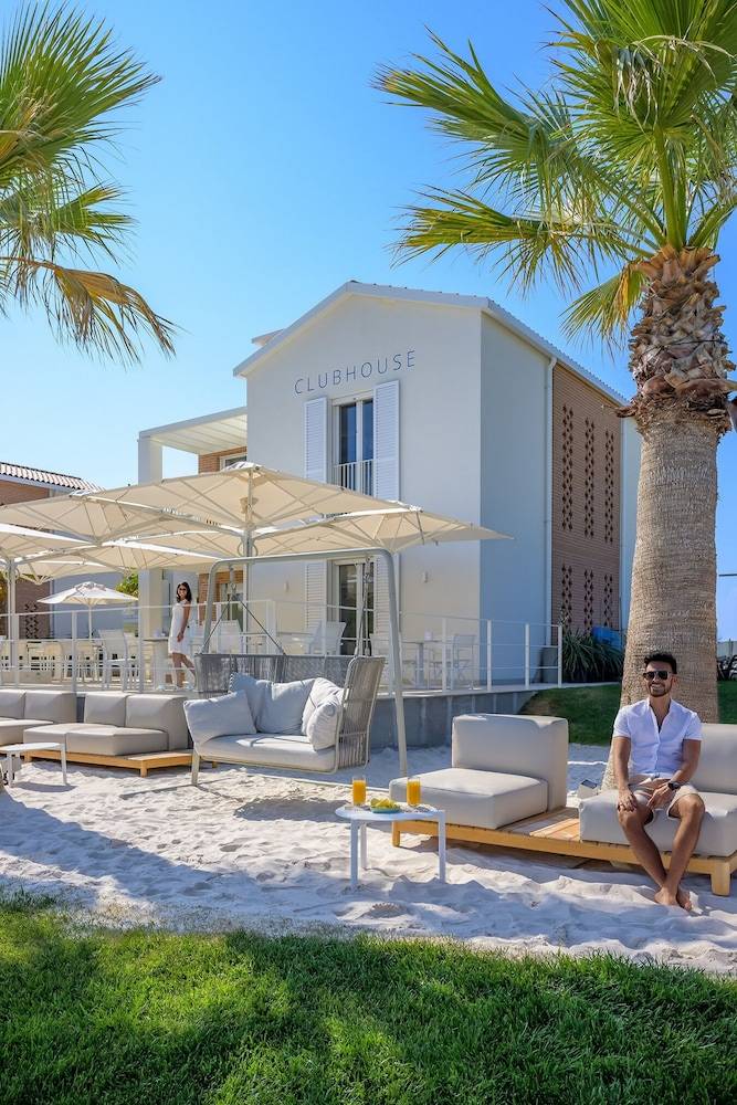 Pareus Beach Resort 2