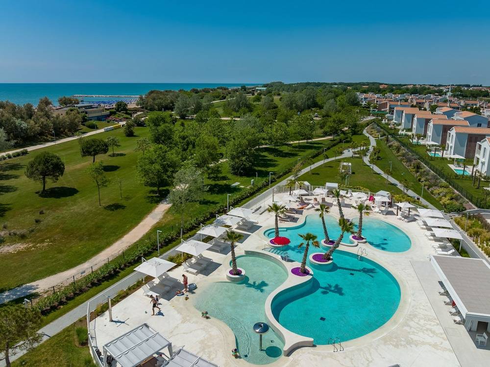 Pareus Beach Resort 1