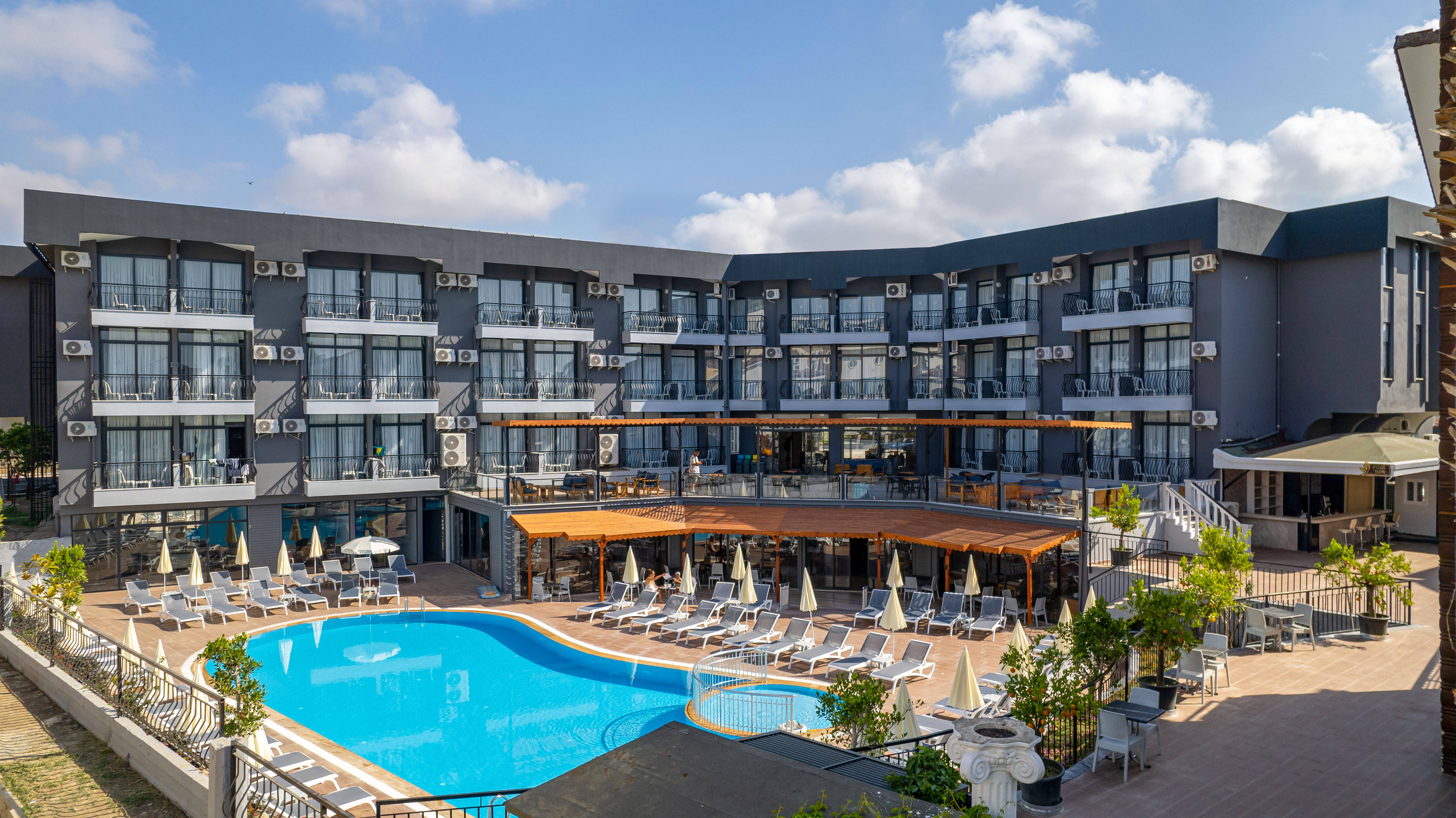 Clover Magic Park Side Hotel 1