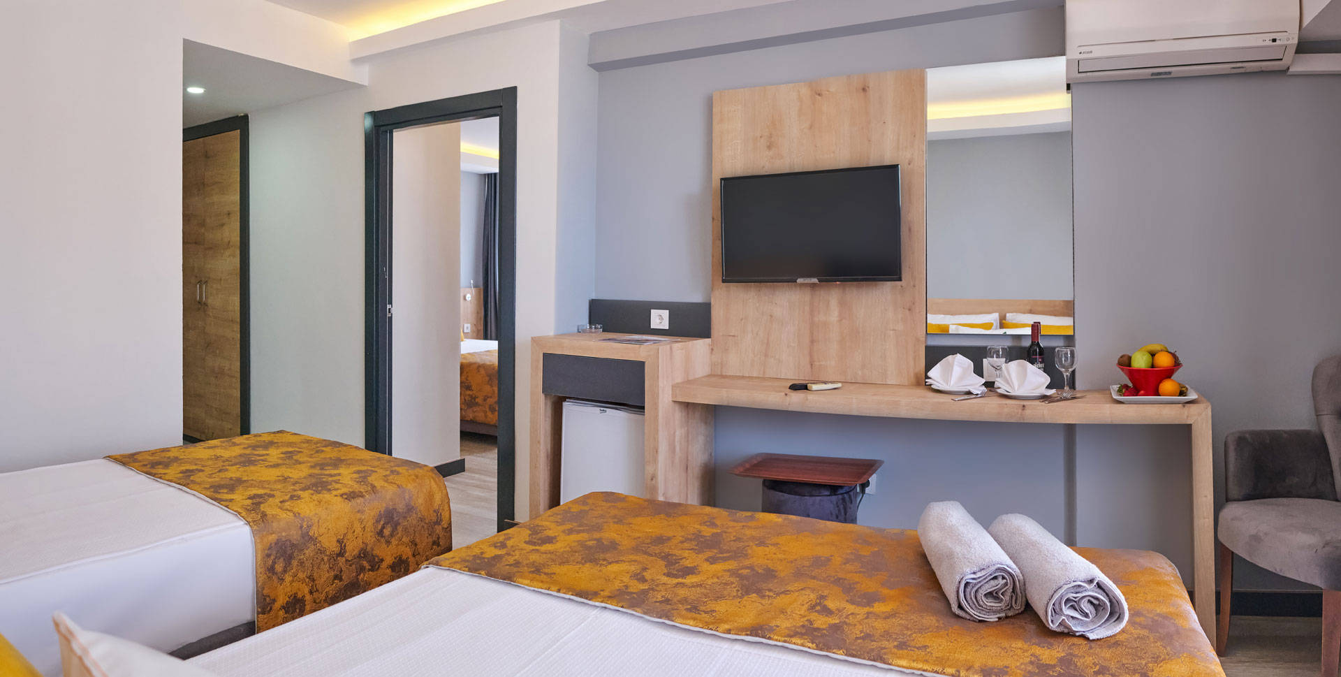 Clover Magic Park Side Hotel 2