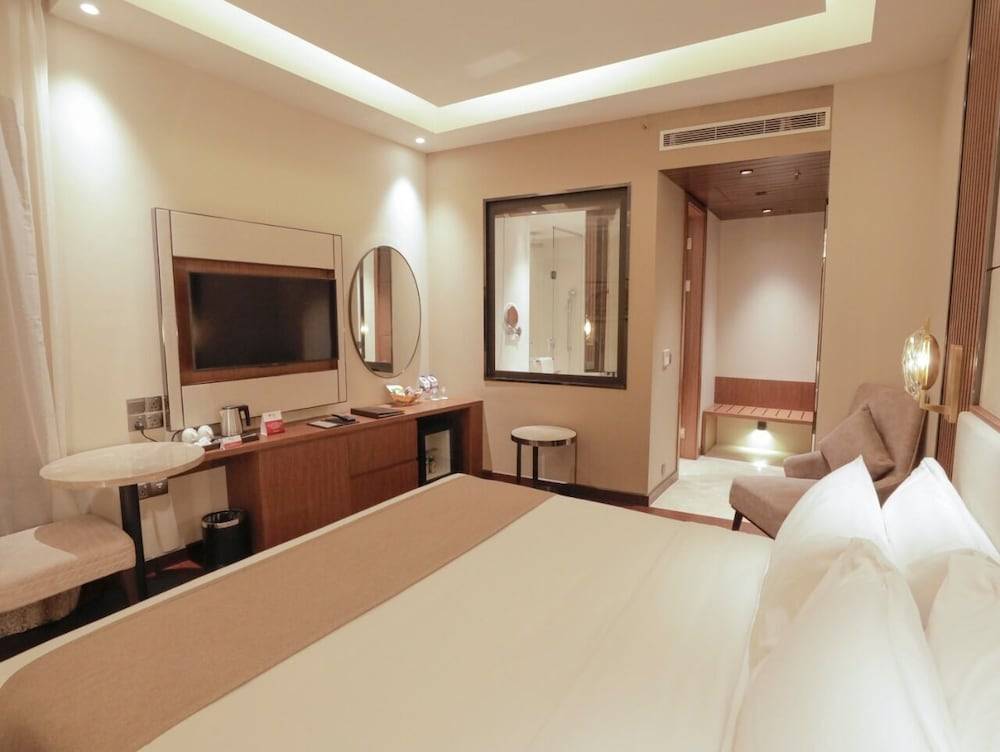 Best Western PLUS Runway 2