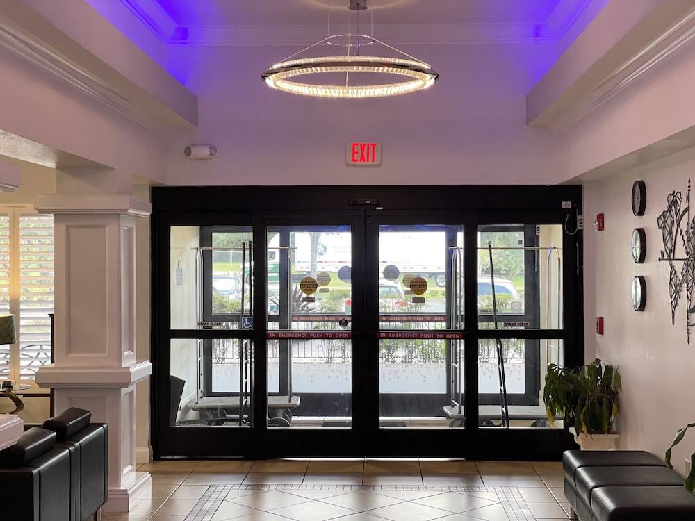 Days Inn & Suites by Wyndham Lakeland 2