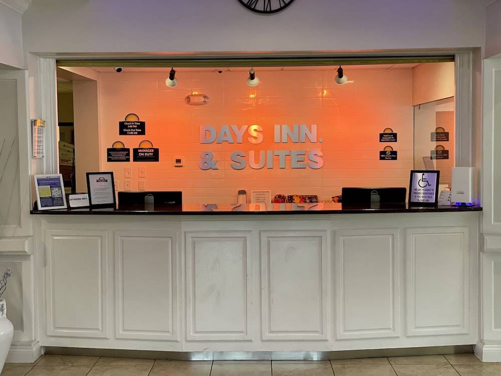 Days Inn & Suites by Wyndham Lakeland 1