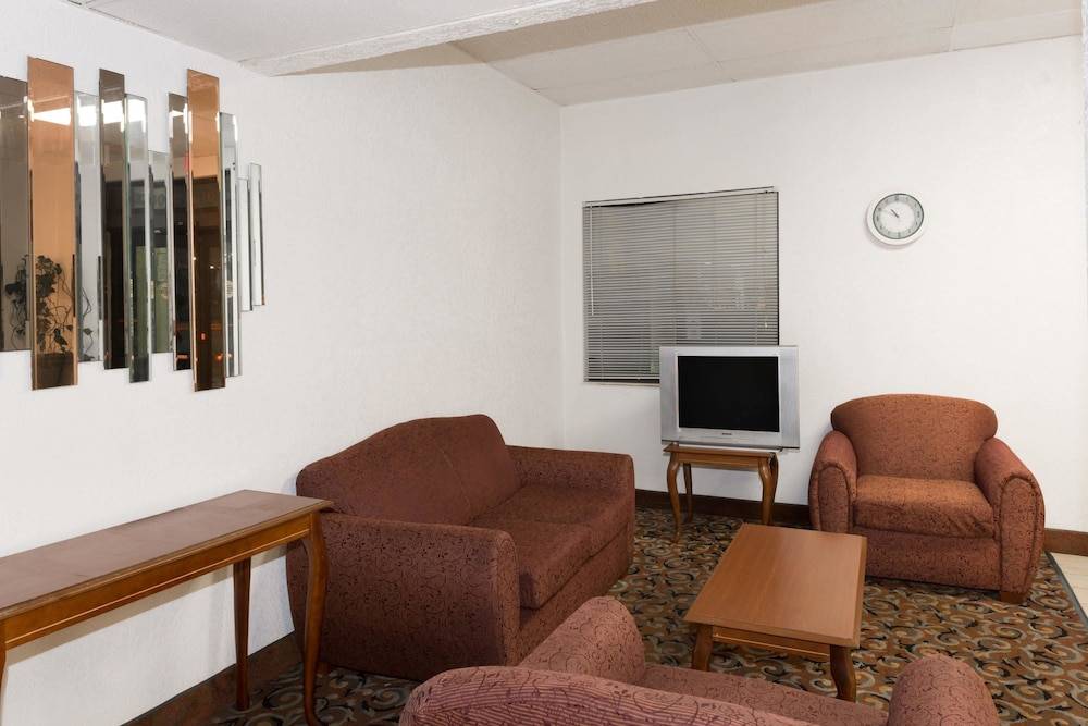 Super 8 by Wyndham Pompano Beach 2