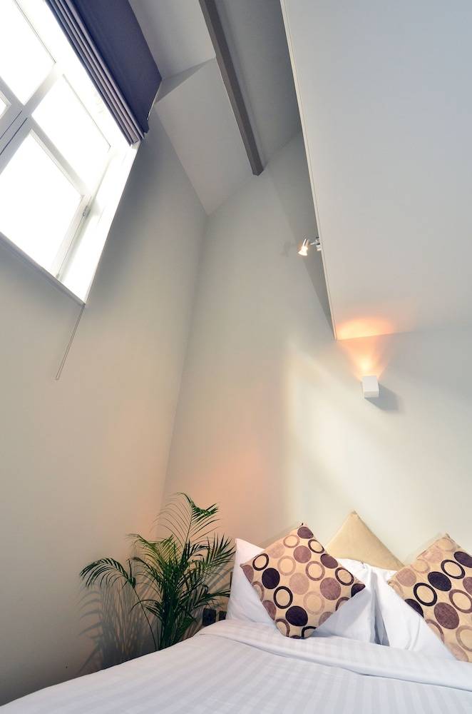 Arch Hotel 2