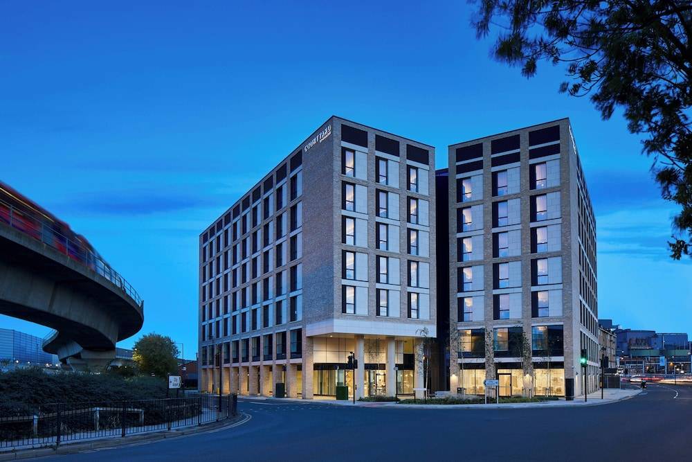 Courtyard by Marriott London City Airport 1