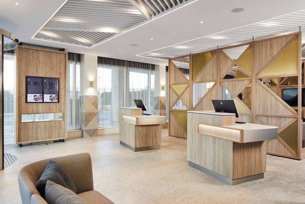 Courtyard by Marriott London City Airport 2