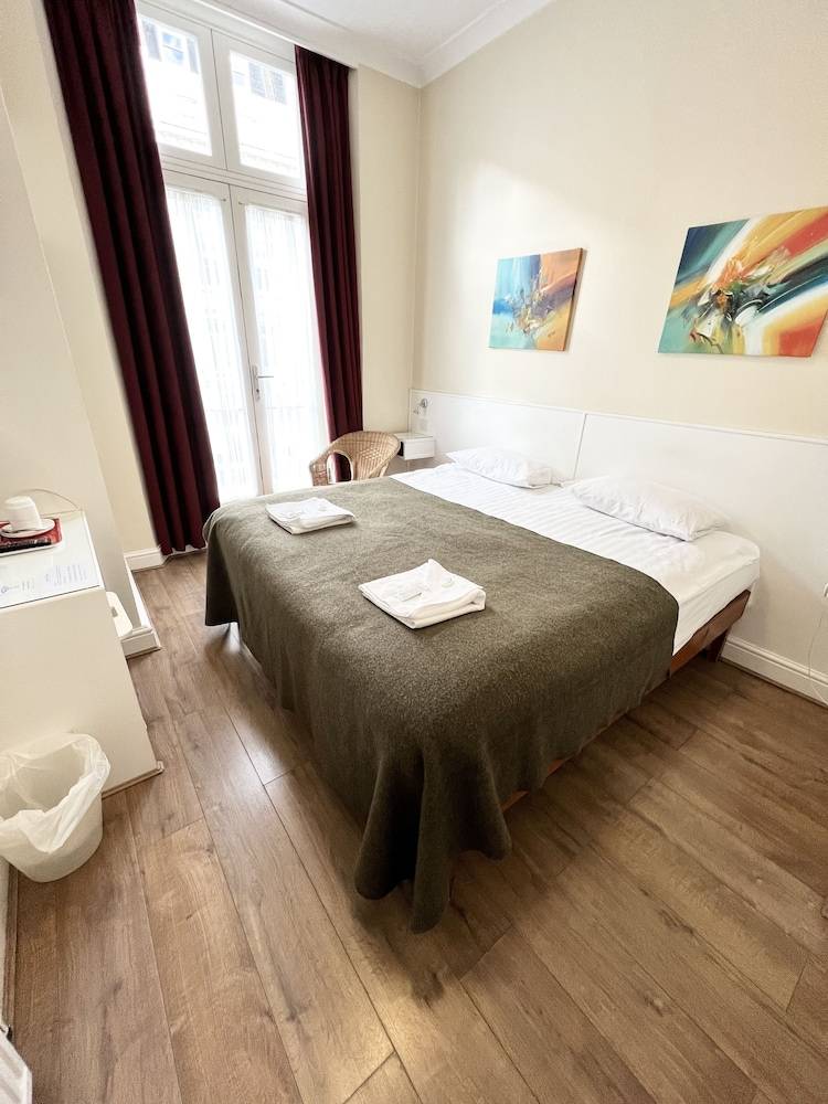 Melbourne House Hotel 1