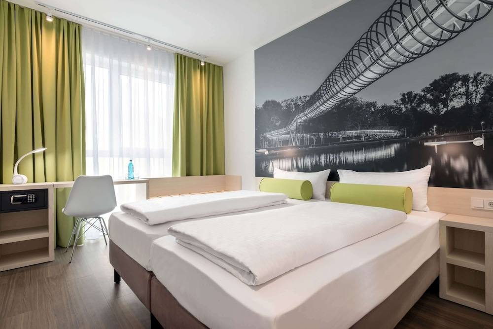 Super 8 by Wyndham Oberhausen am Centro 1