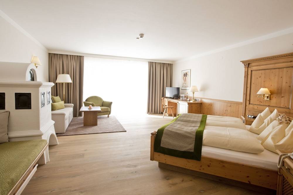Traumhotel Alpina - 4 Sterne Superior Luxushotel, hoteleigenen Badesee, Adults Only 2