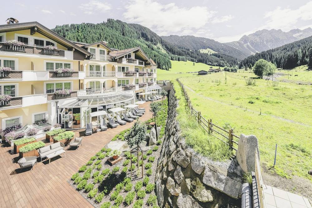 Traumhotel Alpina - 4 Sterne Superior Luxushotel, hoteleigenen Badesee, Adults Only 1