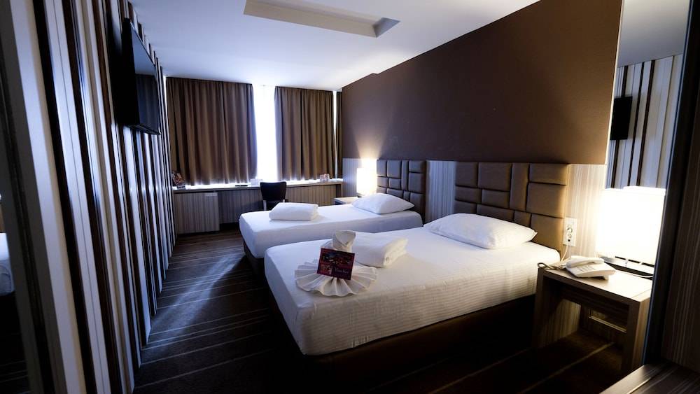 Hollywood Hotel 2